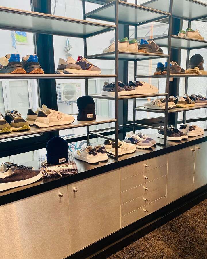 Die neuen Sneaker von Philippe Model stehen im Regal und warten auf euch 😎