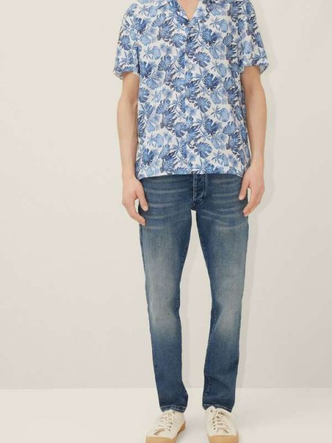 Kurzarm Hemd Bijan mit floral print in blau angezogen